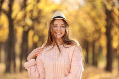 Şapka Sonbahar Park ile genç güzel kız