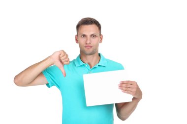 Beyaz backgroun üzerinde başparmak aşağı gösteren boş tahta ile genç adam