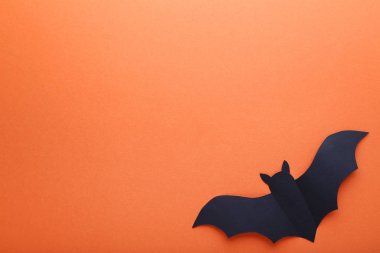 Turuncu arka plan üzerinde Halloween kağıt yarasa