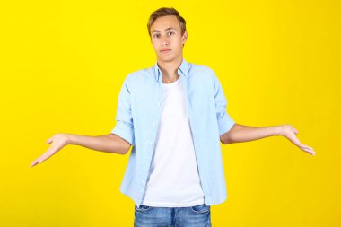 Sarı arka plan üzerinde gömlek genç adam portresi