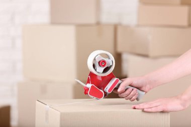 Dağıtıcı ile karton kutu ambalaj erkek eller