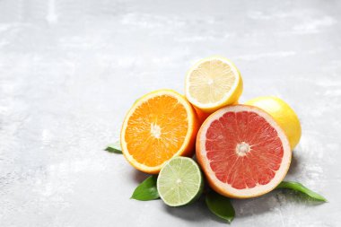 Ahşap masada yeşil yapraklı narenciye