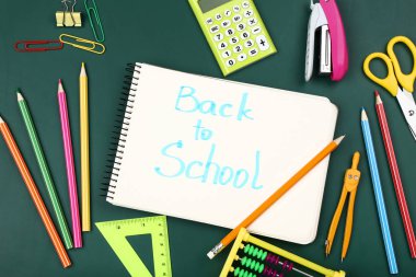 Yeşil arka plan üzerinde kırtasiye ile Okula Metin Geri