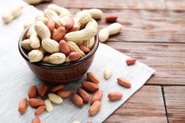 Kahverengi ahşap masada fındıklar