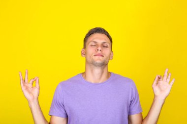 Sarı arka plan daki genç adamın portresi