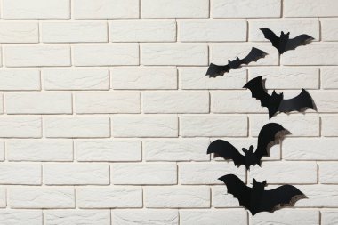Arka plan Halloween Kağıt yarasalar üzerinde beyaz tuğla duvar