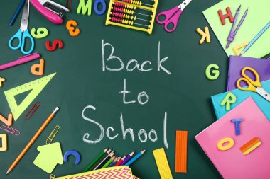 Yeşil arka plan üzerinde kırtasiye ile Okula Metin Geri