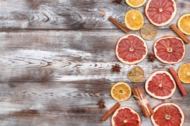 Tarçın ve kahverengi ahşap üzerinde yıldız anason ile kurutulmuş narenciye