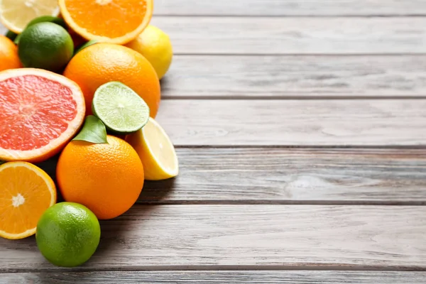 木製のテーブルに柑橘系の果物 — ストック写真