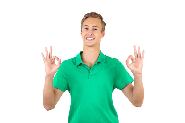 白いバックグロに隔離された緑のTシャツを着た若者の肖像画 — ストック写真