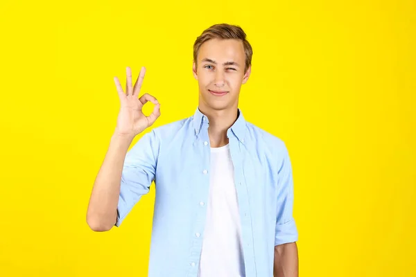 Portret van de jonge man in shirt op gele achtergrond — Stockfoto
