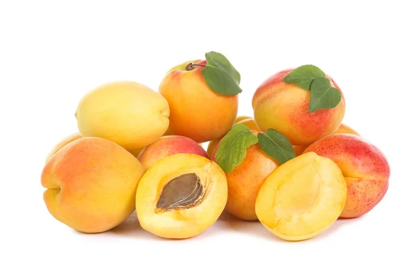 Süße Aprikosen isoliert auf weißem Hintergrund — Stockfoto