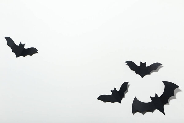Хэллоуин бумажные летучие мыши на белом фоне
