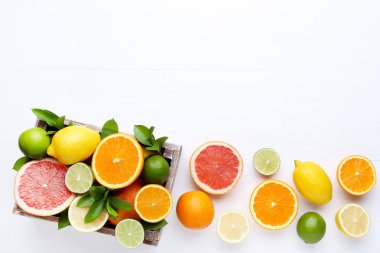 Beyaz ahşap masa üzerinde sandık içinde narenciye