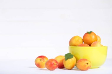 Beyaz arka planda kasede tatlı kayısı