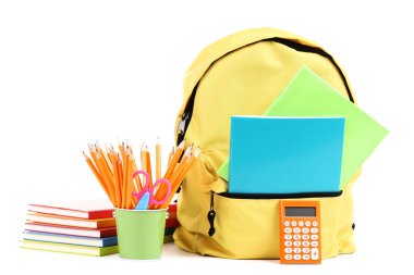Beyaz arka planda okul malzemelerinin olduğu sırt çantası.