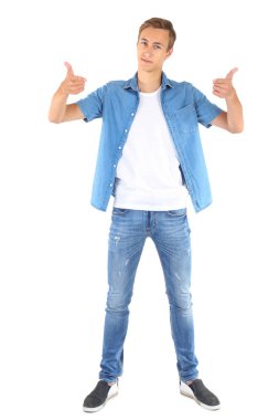 Beyaz arka plan üzerinde izole moda giyim genç adam