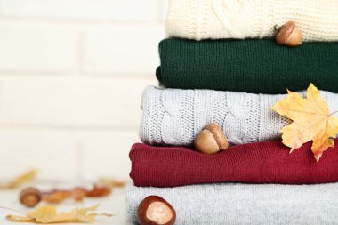 Meşe palamudu, kestane ve sonbahar yaprakları ile katlanmış kazak Yığını 