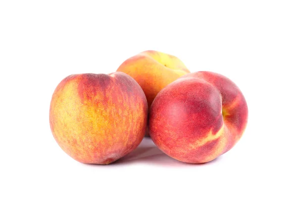 Frische Pfirsiche isoliert auf weißem Hintergrund — Stockfoto