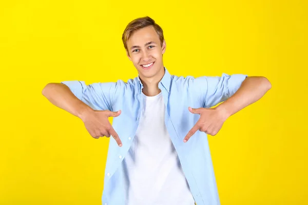 Porträtt av ung man i skjorta på gul bakgrund — Stockfoto