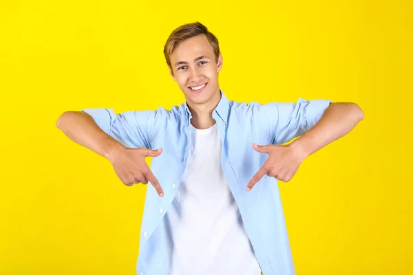 Retrato de jovem na camisa no fundo amarelo — Fotografia de Stock