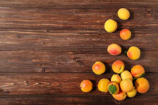 Солодкі абрикоси на коричневому дерев'яному столі — стокове фото