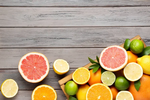 木製テーブルの上の箱に柑橘系の果物 — ストック写真