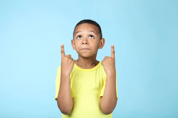 Lindo chico americano sobre fondo azul — Foto de Stock