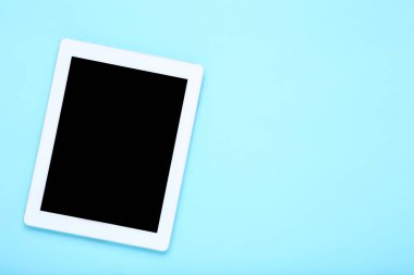 Mavi arka planda tablet bilgisayar