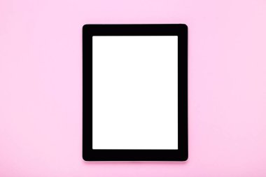 Pembe arka planda tablet bilgisayar