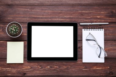 Kahverengi ahşap gözlük, kaktüs ve not defteri ile Tablet bilgisayar