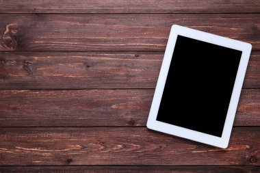 Kahverengi ahşap masa üzerinde tablet bilgisayar