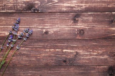 Kahverengi ahşap masa üzerinde lavanta çiçekleri
