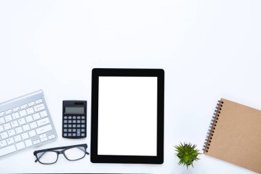 Beyaz backg ofis malzemeleri ile tablet ve bilgisayar klavyesi