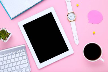 Pembe backgr ofis malzemeleri ile tablet ve bilgisayar klavyesi