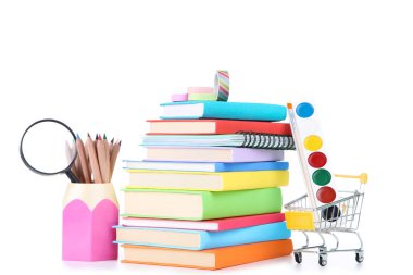 Beyaz arka plan üzerinde kitap yığını ile Okul malzemeleri