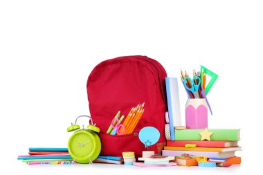 Beyaz arka planda kırmızı sırt çantası ile okul malzemeleri