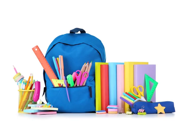 Material escolar con mochila azul sobre fondo blanco —  Fotos de Stock