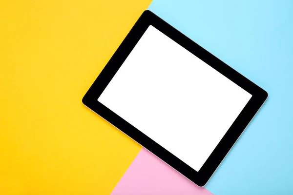 Tablet ordenador sobre fondo colorido — Foto de Stock