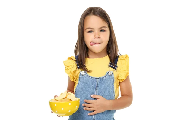 Piękna dziewczynka z chipsami ziemniaczanym w misce na białym backgro — Zdjęcie stockowe