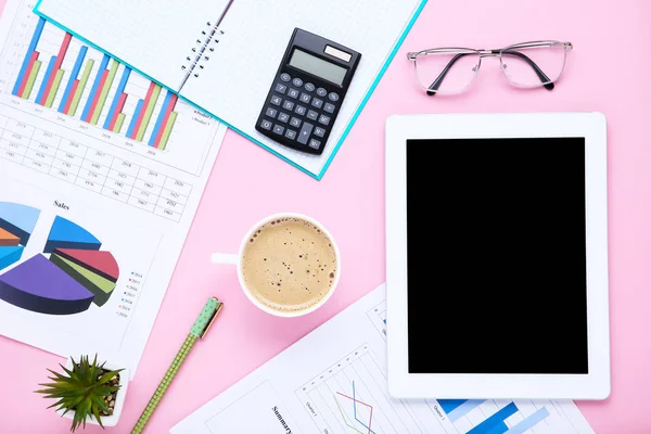 Tablet ordenador, taza de café y papeles con gráfico y gráficos — Foto de Stock