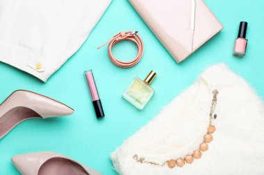 Nane arka planda kozmetik ile şık kadın giysileri