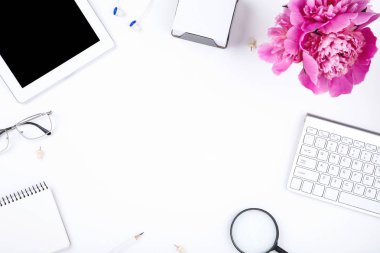 Tablet, şakayık çiçekli klavye bilgisayarı, gözlük, not defteri