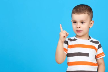 sevimli küçük çocuk mavi zemin üzerine