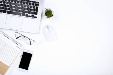 Beyaz b akıllı telefon, gözlük ve takvim ile Dizüstü bilgisayar