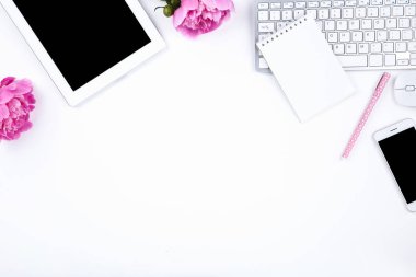 Tablet, şakayık çiçekleri ile klavye bilgisayar, akıllı telefon, notepa