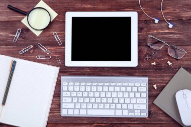 Tablet, not defteri, gözlük ve kulaklık ile klavye bilgisayar