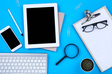 Tablet, akıllı telefon, gözlük, kaktüs ve c ile klavye bilgisayar