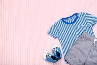 Pembe arka planda bebek kıyafetleri