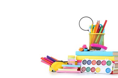 Beyaz arka planda okul malzemeleri